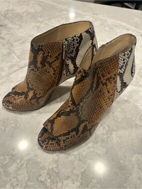 Vince Camato Azalea Women’s Peep Toe Ankle Brown Bootie